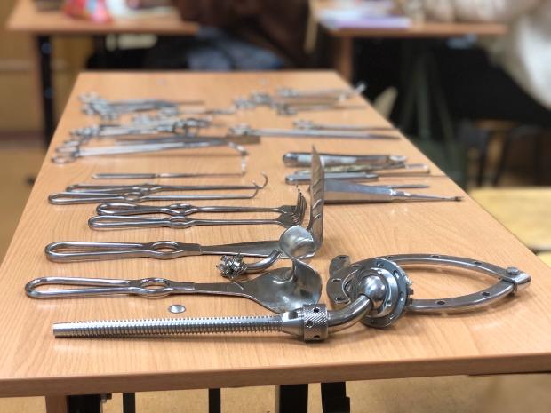 Состоялся мастер-класс по азам хирургического инструментария для студентов 1-3 курсов