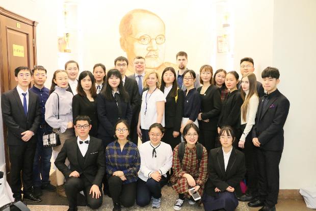 Китайская делегация принимает участие в Неделе иностранных языков в медицинском образовании
