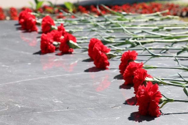 Церемония возложения цветов в честь Дня Победы