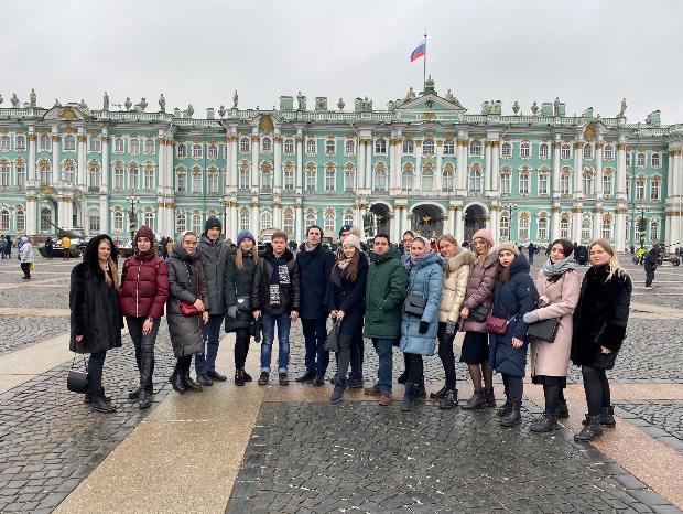 Экскурсия студентов медуниверситета в Санкт-Петербург на зимних каникулах 