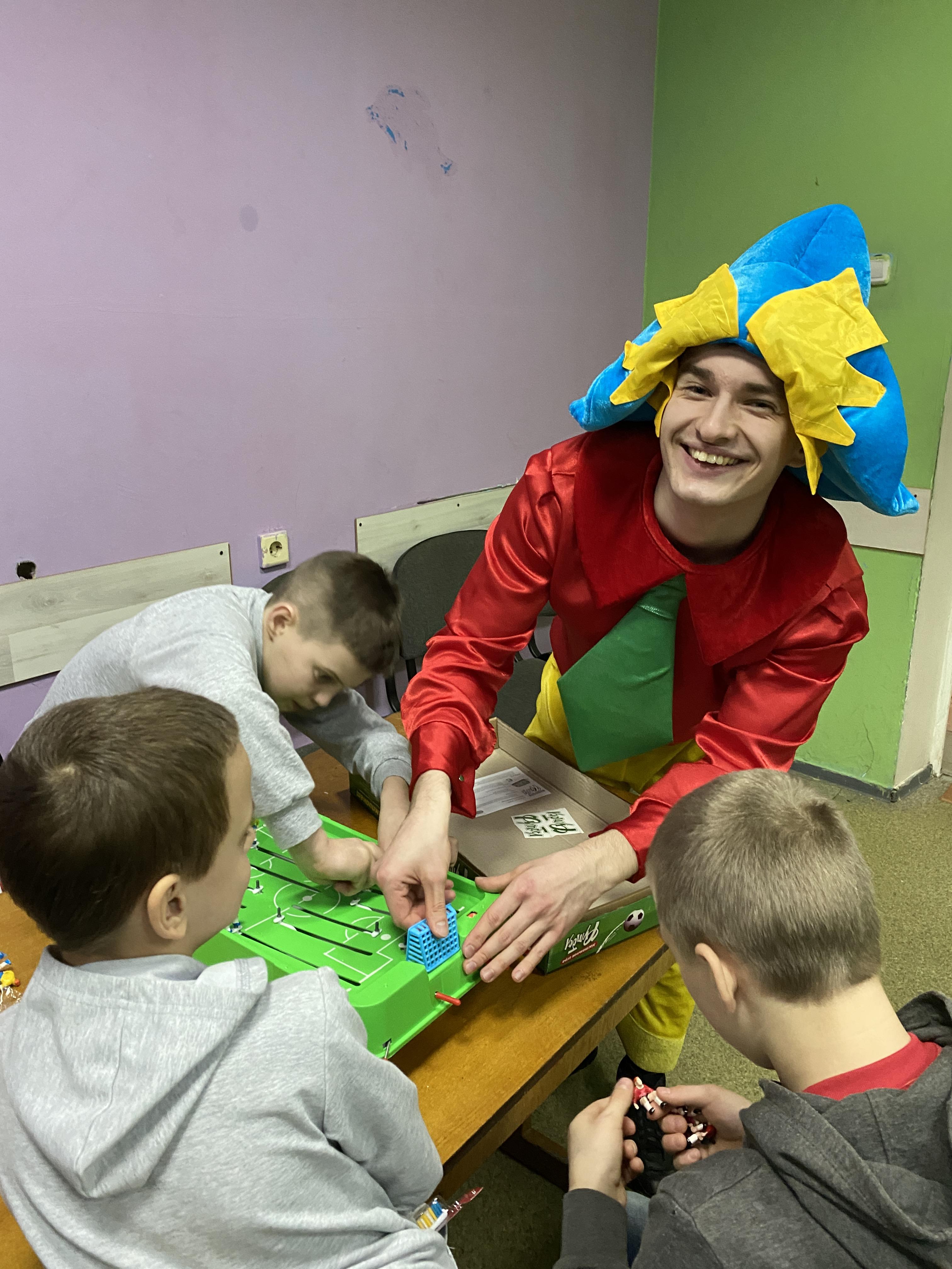 СвоихНеБросаем. В деканате Института стоматологии ВГМУ им. Н.Н. Бурденко  был открыт пункт сбора гуманитарной помощи для детей-сирот, эвакуированных  с Донбасса | 04.03.2022 | Воронеж - БезФормата