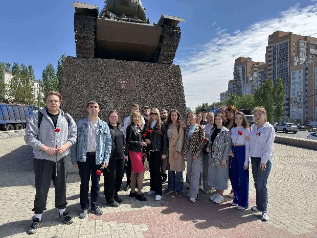 Торжественное возложение цветов у памятника танкистам «Танк Т-34» в Воронеже в честь Дня Победы Торжественное возложение цветов у памятника танкистам «Танк Т-34» в Воронеже в честь Дня Победы