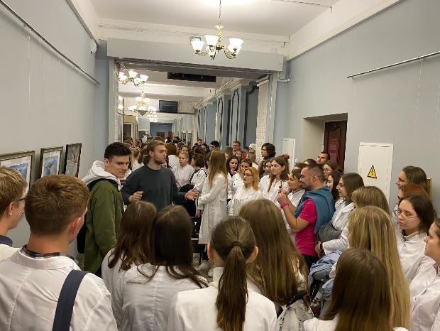 Активисты студенческого экскурсионного клуба и тьюторы университета познакомили первокурсников с выставкой картин «Мир впечатлений. Впечатления от мира»