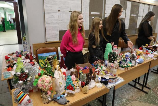 420 игрушек и 104 тысячи рублей – итоги благотворительной ярмарки «Новогодняя игрушка своими руками» - 2022