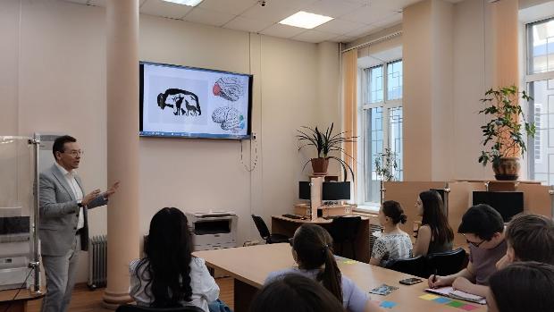 На встрече с ведущим специалистом студенты погрузились в тему профилактики болезни Альцгеймера 