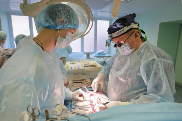 Специалисты кардиохирургического центра во главе с профессором Сергеем Ковалевым успешно провели операцию редкой врожденной аномалии сердца