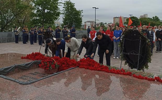 Торжественная церемония возложения цветов и венков на площади Победы обучающимися МИМОС Торжественная церемония возложения цветов и венков на площади Победы обучающимися МИМОС