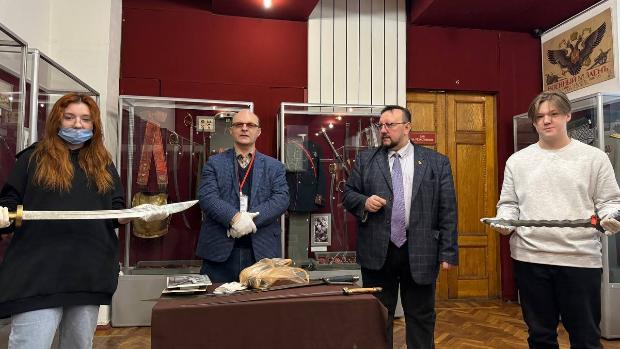 Студенты лечфака посетили музей и ознакомились с образцами холодного оружия XIX и начала XX веков 