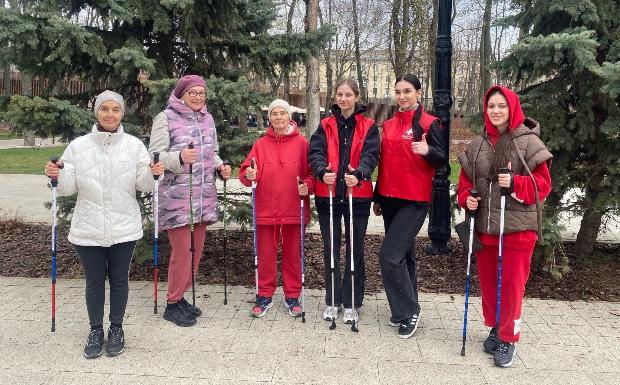 В парке «Орлёнок» прошёл мастер-класс по здоровью суставов: волонтёры-медики научили всех желающих скандинавской ходьбе В парке «Орлёнок» прошёл мастер-класс по здоровью суставов: волонтёры-медики научили всех желающих скандинавской ходьбе
