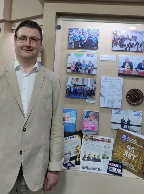 В музее - газета ВГМУ.jpg