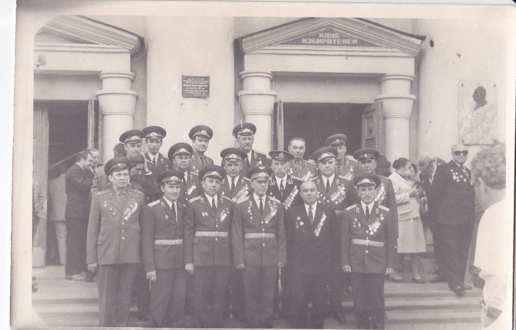 Преподаватели кафедры ВГМИ День Победы май 1975 1-й ряд слева