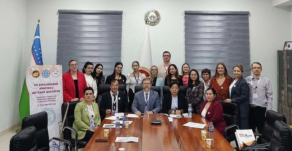 Жюри и участники конкурса молодых ученых.jpg