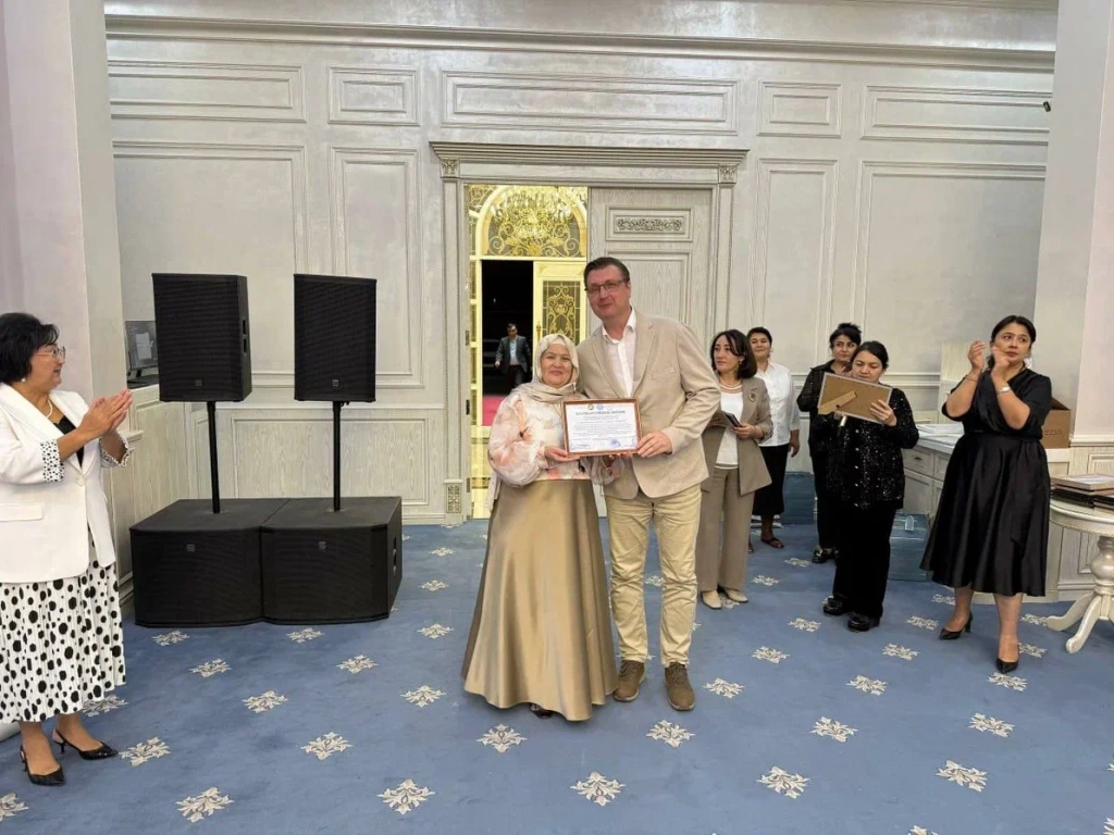 Вручение благодарности.jpg