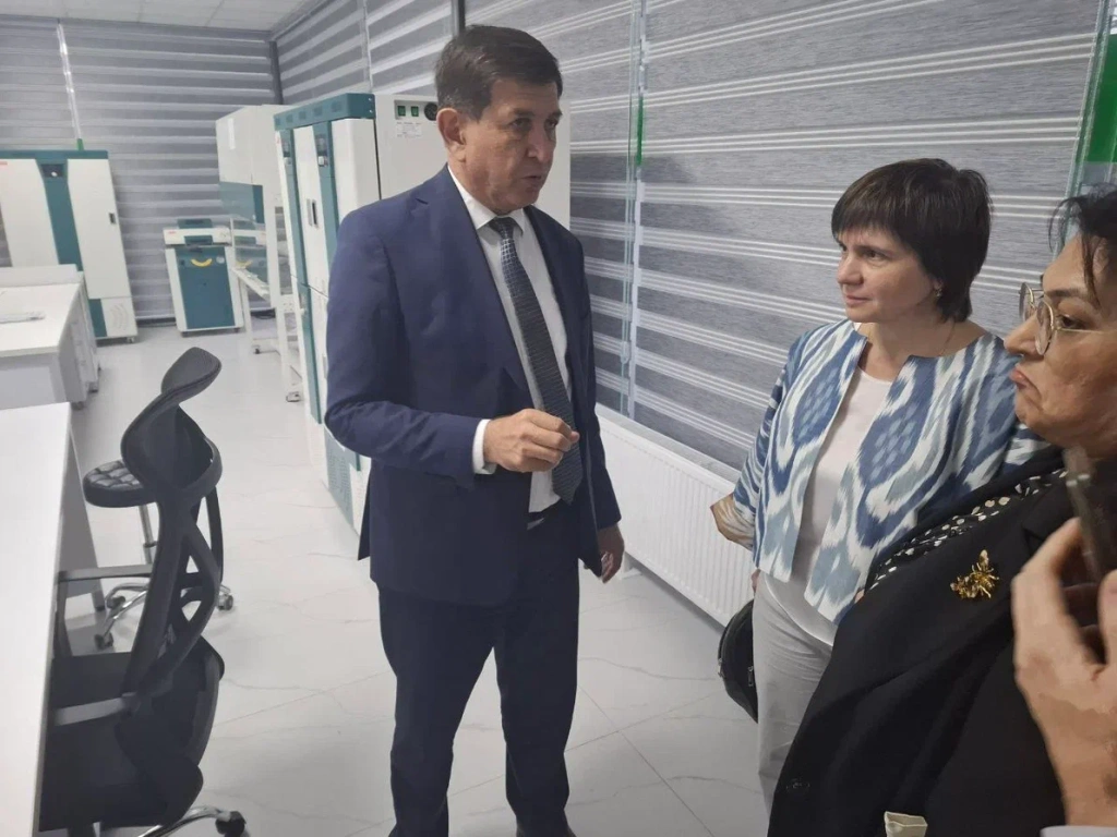 Тешаев Ш.Д. в лаборатории.jpg